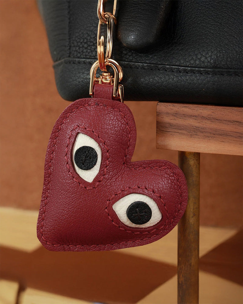 Bag Charm Coração com Olhos