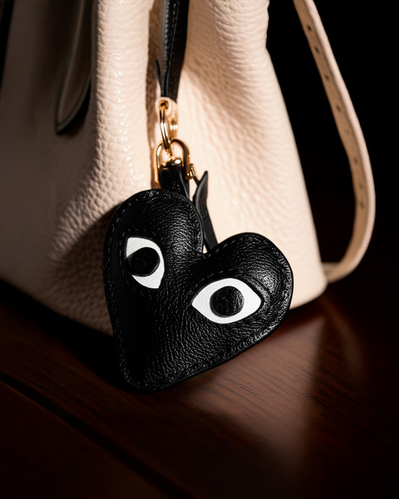 Bag Charm Coração com Olhos